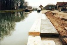 Création de quai béton le long du canal pour appontage des bateaux