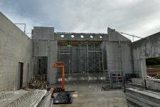 IZIER - Construction d'une salle polyvalente en BA et prémur de 1200 m² : Tour d'étaiement avec plancher béton à + 6.50 m de haut