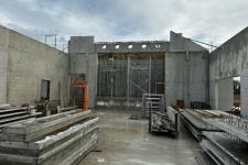 IZIER - Construction d'une salle polyvalente en BA et prémur de 1200 m² : Création d'un pignon avec réservations dans poutre