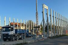 Rochefort sur Nenon : construction d'un gymnase de 800 m² comprenant : 26 poteaux béton de 10 m de haut, murs béton et prémur (512 m²), dalle pleine (240 m²) et briques monomur de 30 cm (710 m²)