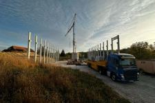 Rochefort sur Nenon : construction d'un gymnase de 800 m² comprenant : 26 poteaux béton de 10 m de haut, murs béton et prémur (512 m²), dalle pleine (240 m²) et briques monomur de 30 cm (710 m²)
