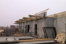 IZIER - Salle polyvalente : pose d'acrotères préfabriquées en béton