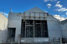 IZIER - Salle polyvalente : pose de prémurs+poutres préfabriquées